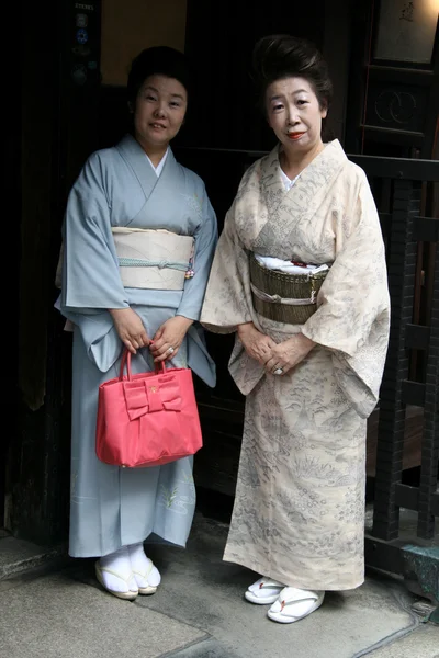 京都で芸者女性日本します。 — ストック写真