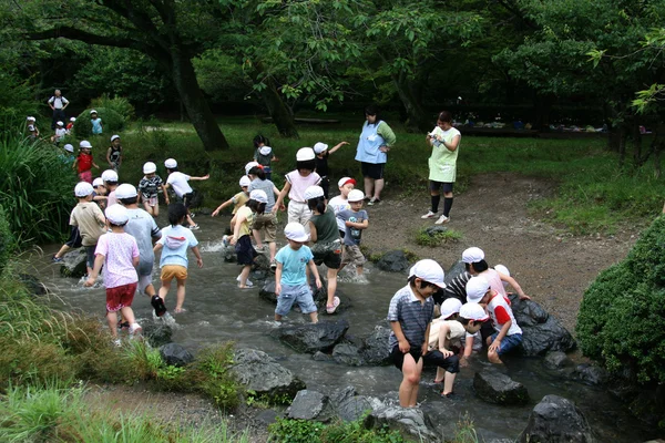 Τα παιδιά το σχολείο παίζει - Κιότο, Ιαπωνία — Φωτογραφία Αρχείου