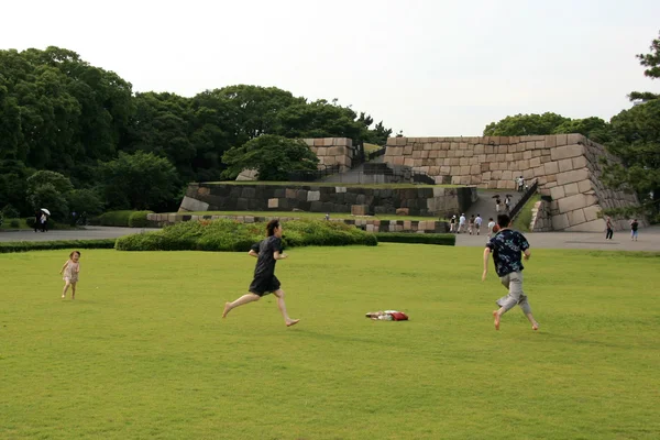 Gelukkig familie spelen - Oosten paleis tuinen, tokyo, japan — Stockfoto