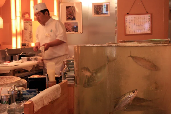 Chef Restaurante Sushi, Comida Tradicional Japonesa —  Fotos de Stock