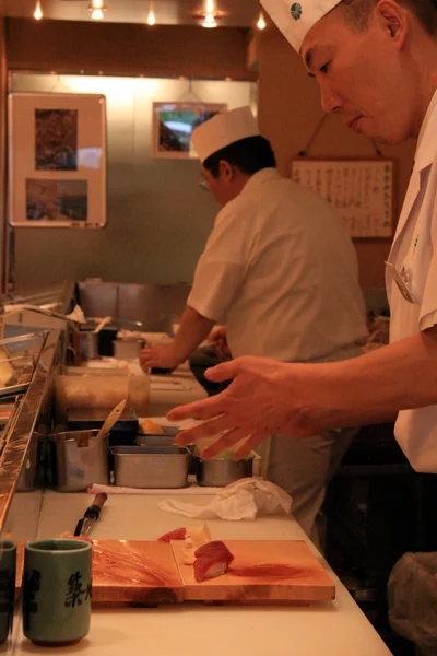 Chef - Sushi étterem, hagyományos japán ételt — Stock Fotó