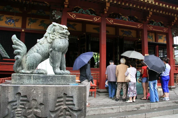 Estatua de piedra de la bestia - Santuario Sensoji, Tokio, Japón —  Fotos de Stock