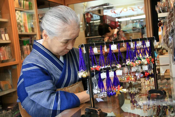 Oude dame in shop - asakusa, stad Tokio, japan — Stockfoto