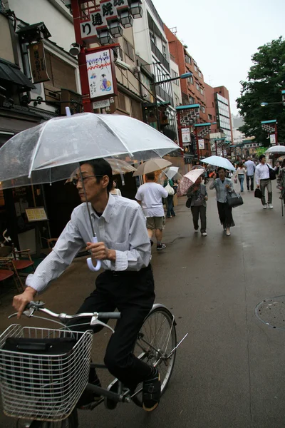 Mannen på cykel - asakusa, tokyo city, japan — Stockfoto