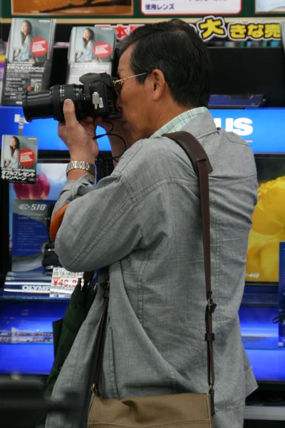 Mann beim Fotografieren - osaka city in japan, asien — Stockfoto