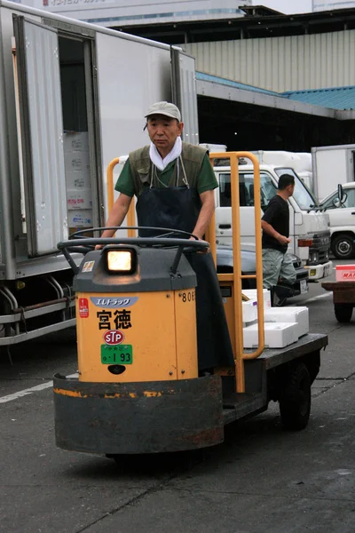 Vervoeren van vis - tsukiji Vismarkt, tokyo, japan — Stockfoto