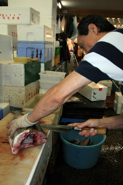 Cortar pescado de atún - Tsukiji Fish Market, Tokio, Japón — Foto de Stock