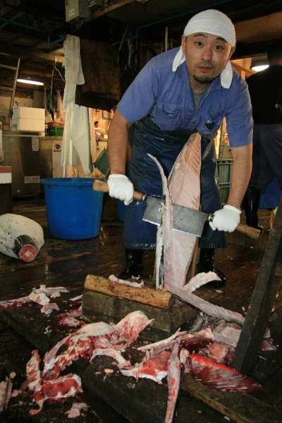 Hombre de corte de pescado - Mercado de pescado de Tsukiji, Tokio, Japón — Foto de Stock
