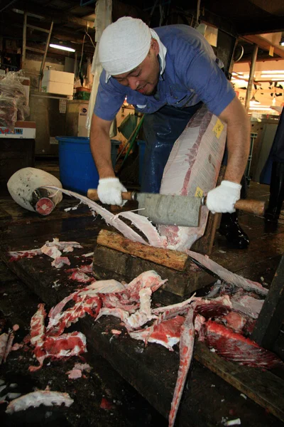 Man Cutting Fish - Tsukiji Fish Market, Tokyo, Japan — Stock Photo, Image