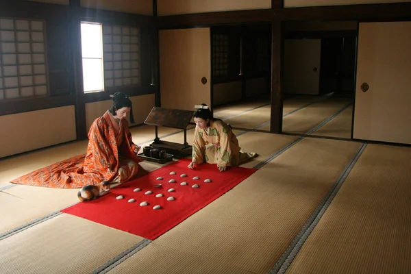 Modelli giapponesi che giocano gioco antico — Foto Stock
