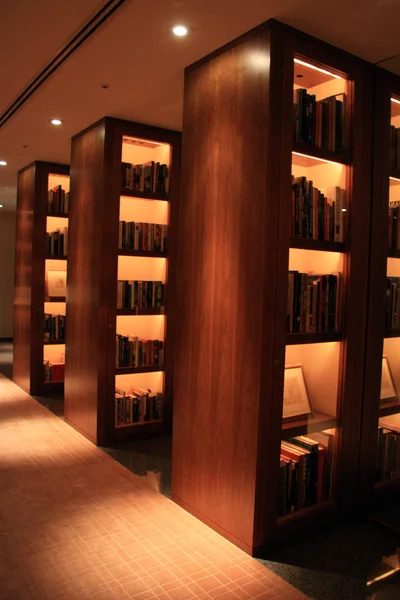Library - The Park Hyatt Hotel, Токио, Япония — стоковое фото