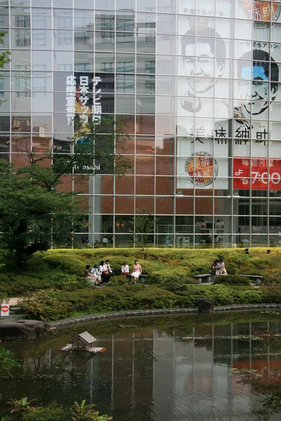 庭 - 六本木ヒルズ、東京、日本 — ストック写真