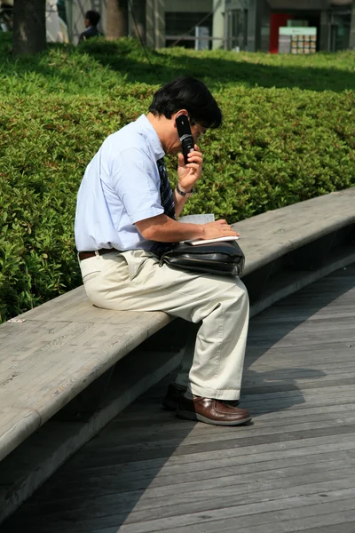 Человек на телефоне - Холмы Ронги, Токио, Япония — стоковое фото