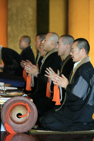 Oración de los monjes - Santuario Zojoji, Tokio, Japón —  Fotos de Stock