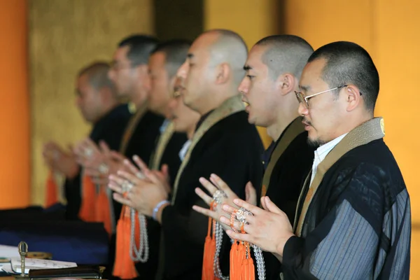 Μοναχοί προσεύχονται - zojoji Παρεκκλήσι, Τόκιο, Ιαπωνία — Φωτογραφία Αρχείου