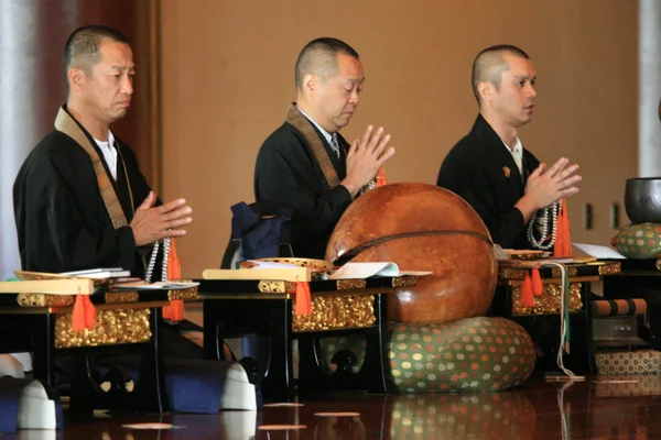 Μοναχοί προσεύχονται - zojoji Παρεκκλήσι, Τόκιο, Ιαπωνία — Φωτογραφία Αρχείου