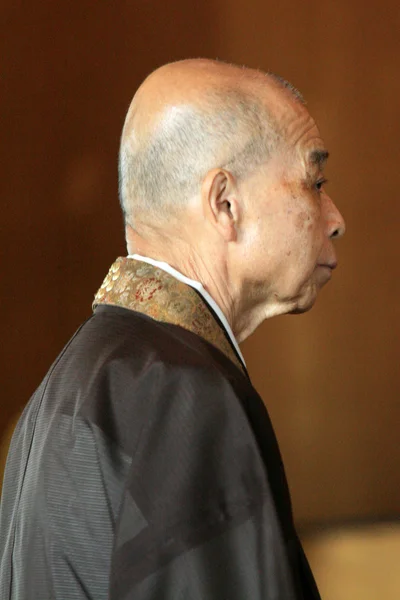 Ηλικιωμένος μοναχός - zojoji Παρεκκλήσι, Τόκιο, Ιαπωνία — Φωτογραφία Αρχείου