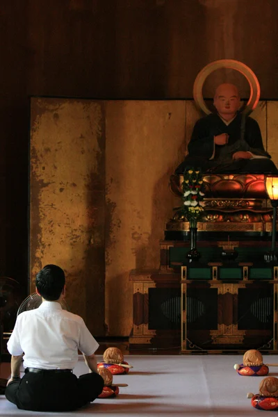 God standbeeld - zojoji schrijn, tokyo, japan — Stockfoto