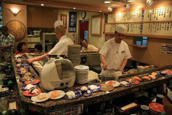 Σεφ - εστιατόριο σούσι, παραδοσιακά ιαπωνικά πιάτα — Φωτογραφία Αρχείου