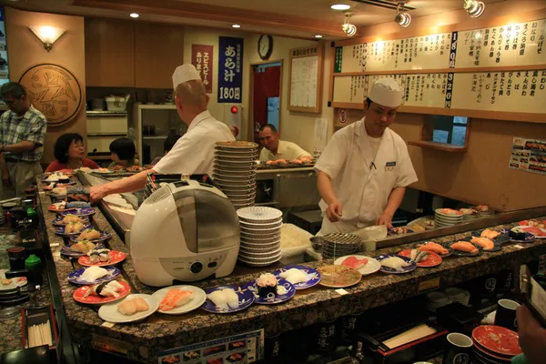 Šéfkuchař - sushi restaurace, tradiční japonské jídlo — Stock fotografie