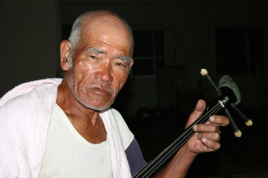 yaşlı adam oyun sanshin gitar, okinawa, japan