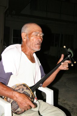 yaşlı adam oyun sanshin gitar, okinawa, japan