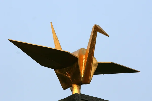 Gold peace taube - peace park, nagasaki, japan — Stockfoto