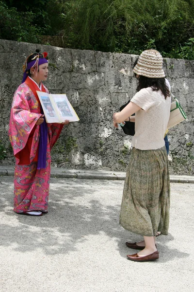 Mulheres japonesas tradicionais - Castelo de Shuri, Naha, Okinawa, Japão — Fotografia de Stock