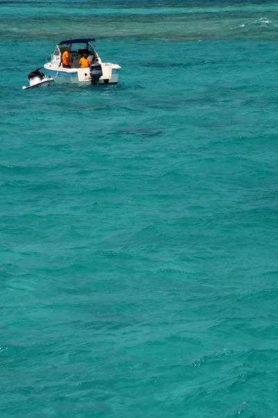 Barca a motore - Isola di Nagannu, Okinawa, Giappone meridionale — Foto Stock