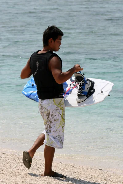 Man met wakeboard - nagannu Zuid-eiland, okinawa, japan — Stockfoto