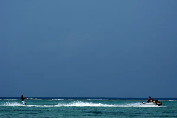 Wakeboarding - nagannu island, okinawa, südjapan — Stockfoto