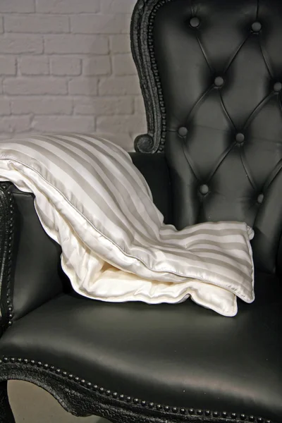 Chaise en cuir cher avec couette en soie — Photo