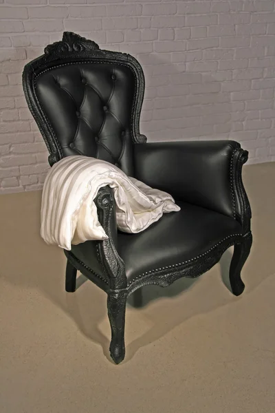 Chaise en cuir cher avec couette en soie — Photo