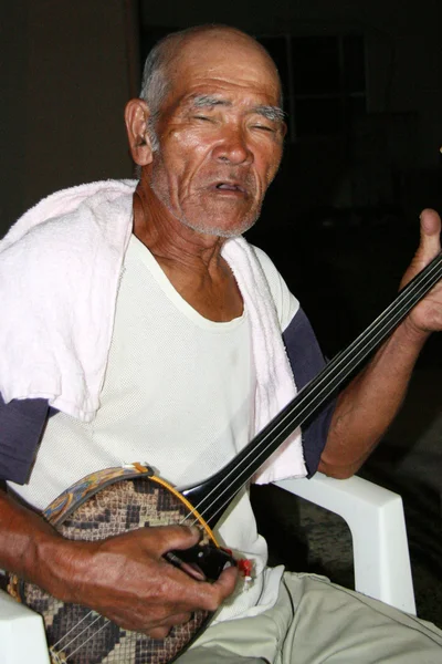 Alter mann spielt sanshin gitarre, okinawa, japan — Stockfoto