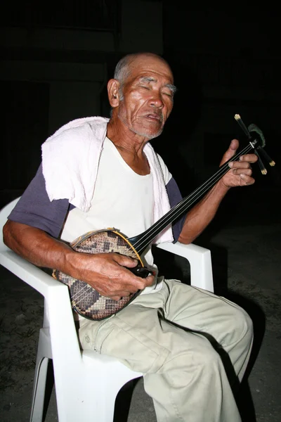 Alter mann spielt sanshin gitarre, okinawa, japan — Stockfoto