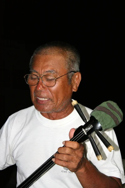 Gammal man spelar sanshin gitarr, okinawa, japan — Stockfoto