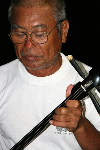 Viejo tocando la guitarra Sanshin, Okinawa, Japón — Foto de Stock