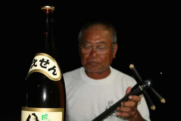 Vecchio che suona la chitarra Sanshin, Okinawa, Giappone — Foto Stock