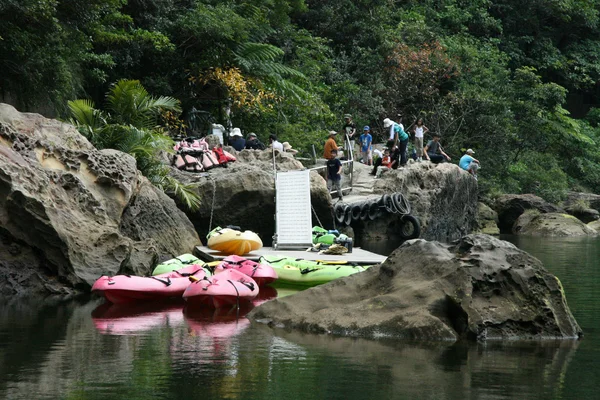 Kajakpaddling - urauchi floden, iriomote island, okinawa, japan — Stockfoto