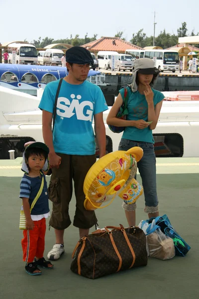 Turistická rodina - taketomi ostrov okinawa, Japonsko — Stock fotografie