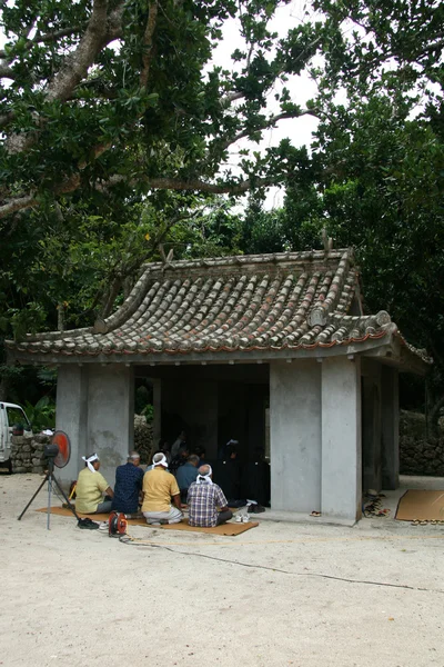 Verehrung im Tempel -taketomi island, okinawa, japan — Stockfoto