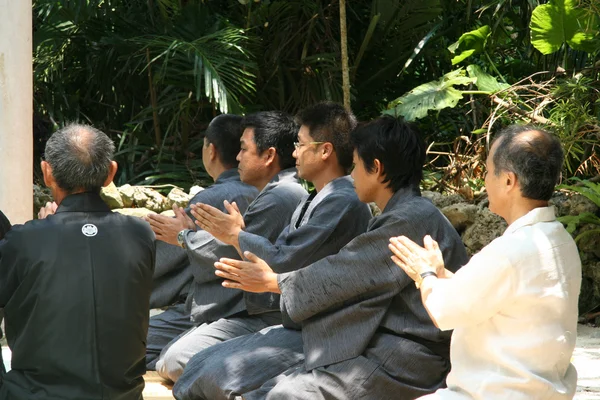 Dyrkan i templet - taketomi ön okinawa, japan — Stockfoto