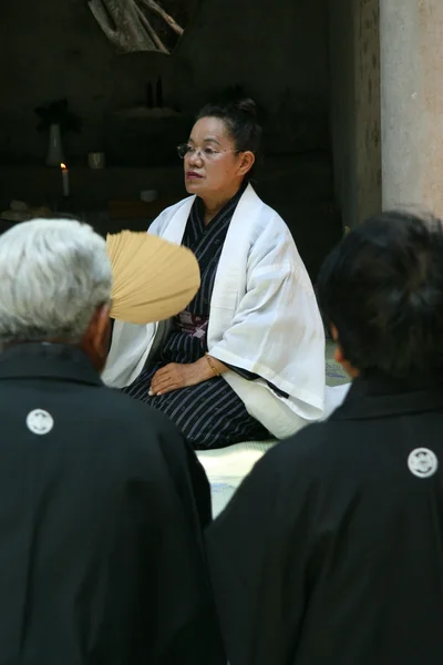 Bohoslužby v chrámu - taketomi ostrov okinawa, Japonsko — Stock fotografie