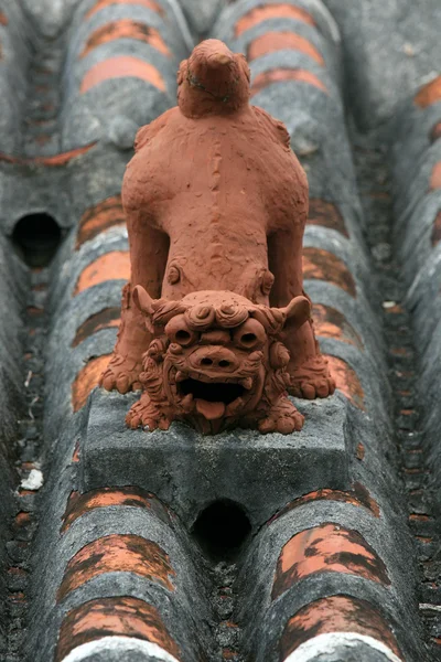 Statue du gardien sur le toit - île Taketomi, Okinawa, Japon — Photo