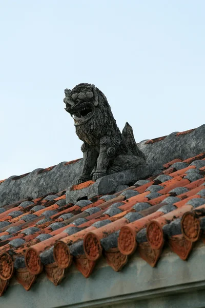 Op het dak hoedster standbeeld - taketomi eiland, okinawa, japan — Stockfoto