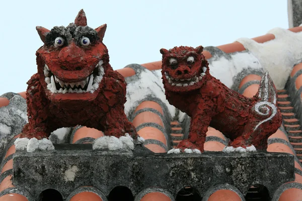 Střešní socha strážce - taketomi ostrov okinawa, Japonsko — Stock fotografie