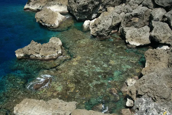 Piscina de rocas - Isla Yonaguni, Okinawa, Japón — Foto de Stock