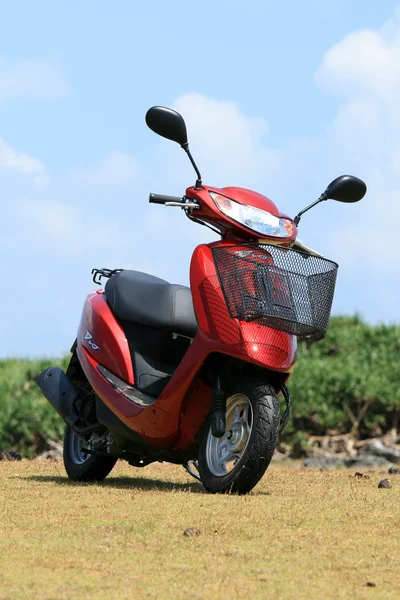 Röd scooter — Stockfoto