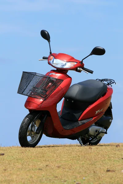 Röd scooter — Stockfoto