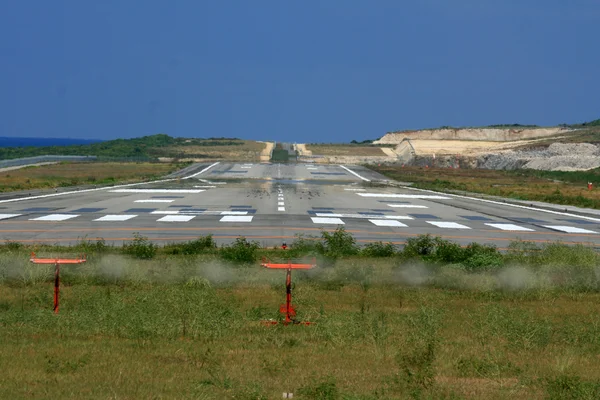 Vliegtuig start-en landingsbaan - yonaguni eiland, okinawa, japan — Stockfoto